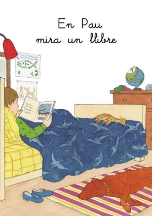 EN PAU MIRA UN LLIBRE
