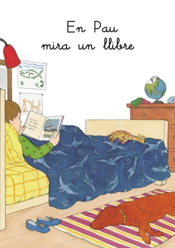 EN PAU MIRA UN LLIBRE